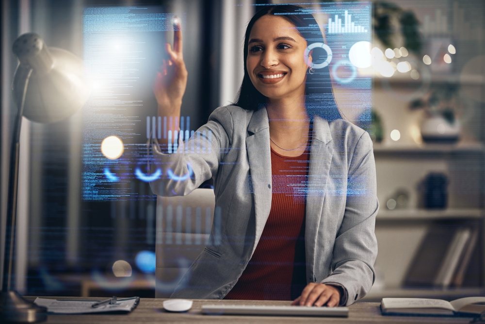 Mulher mexendo em software