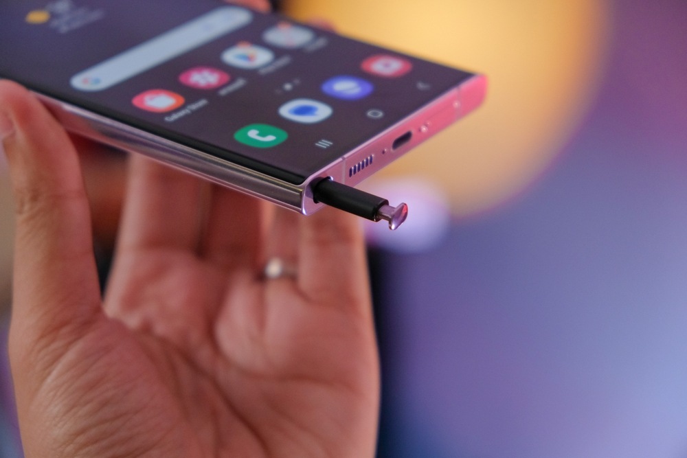 Mulher segurando celular corporativo rosa