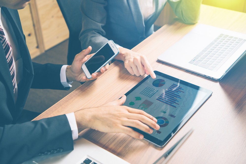 Homem mexendo em sistema de telecom expense management