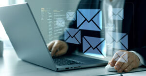 Tela de notebook com e-mails suspeitos representando ataque de phishing